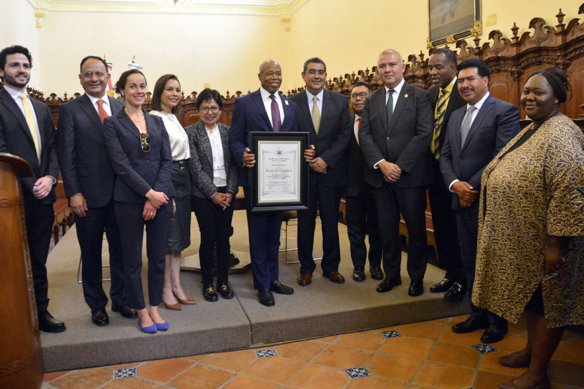 La distinción la entregó la Rectora Lilia Cedillo Ramírez, por su gobierno incluyente a favor de la población migrante en la Gran Manzana
