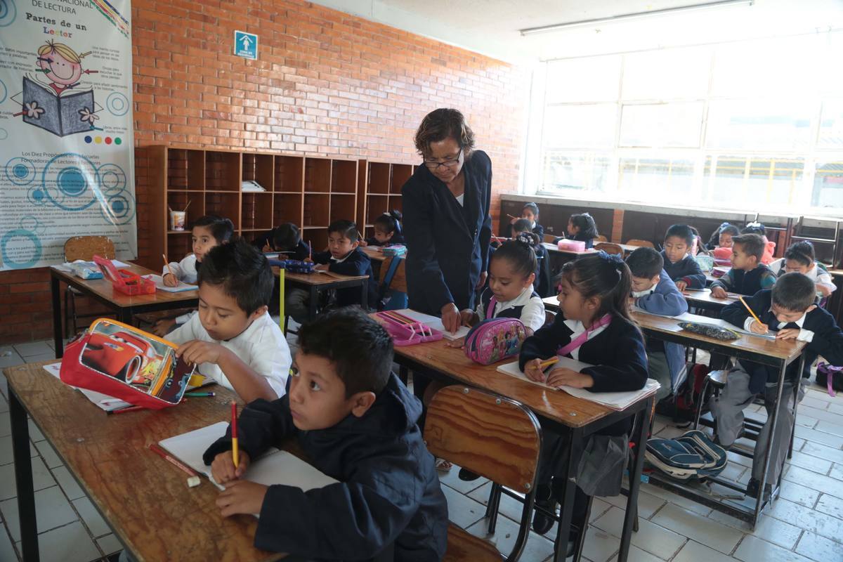 Los maestros de educación primaria de escuelas públicas en Puebla se enfrentan a distintos retos con el nuevo paquete de libros de texto de la SEP