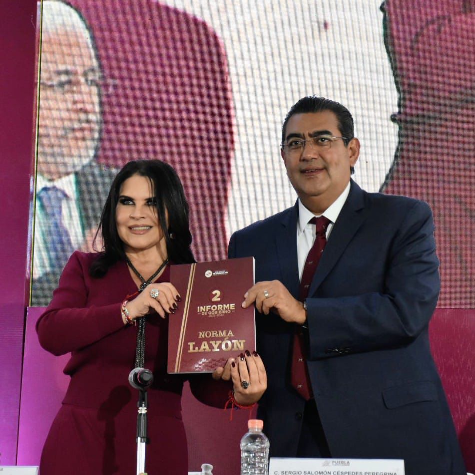 Entre gritos, porras y aplausos, la presidenta municipal Norma Layón, rindió su segundo informe de gobierno en el campo deportivo “San Damián”, en compañía del gobernador Sergio Salomón