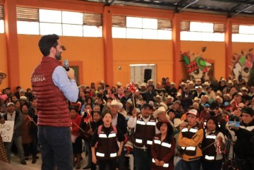 Rodrigo Abdala en su gira por la Sierra Nororiental de Puebla