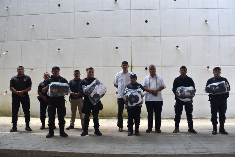 Seguridad en Tecomatlán: inversión anual en uniformes y capacitación policial