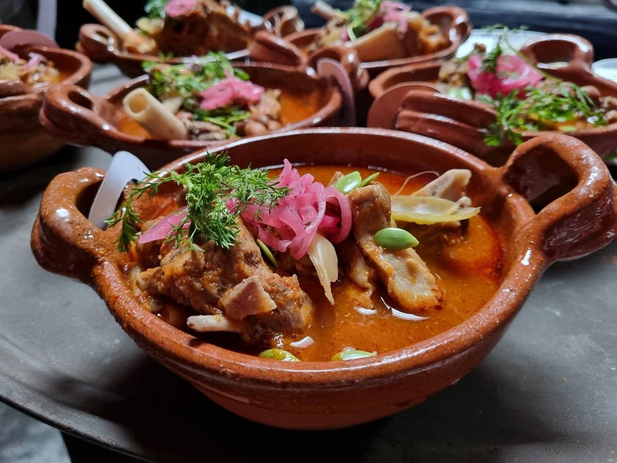 Cabe señalar que los precios por platillo oscilan entre 500 y 800 pesos