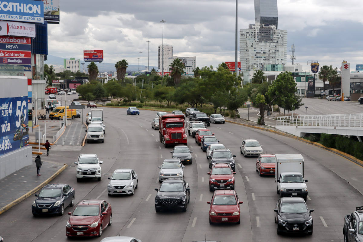Caos en la Atlixcáyotl: clausuran parabuses y dan prioridad a automovilistas