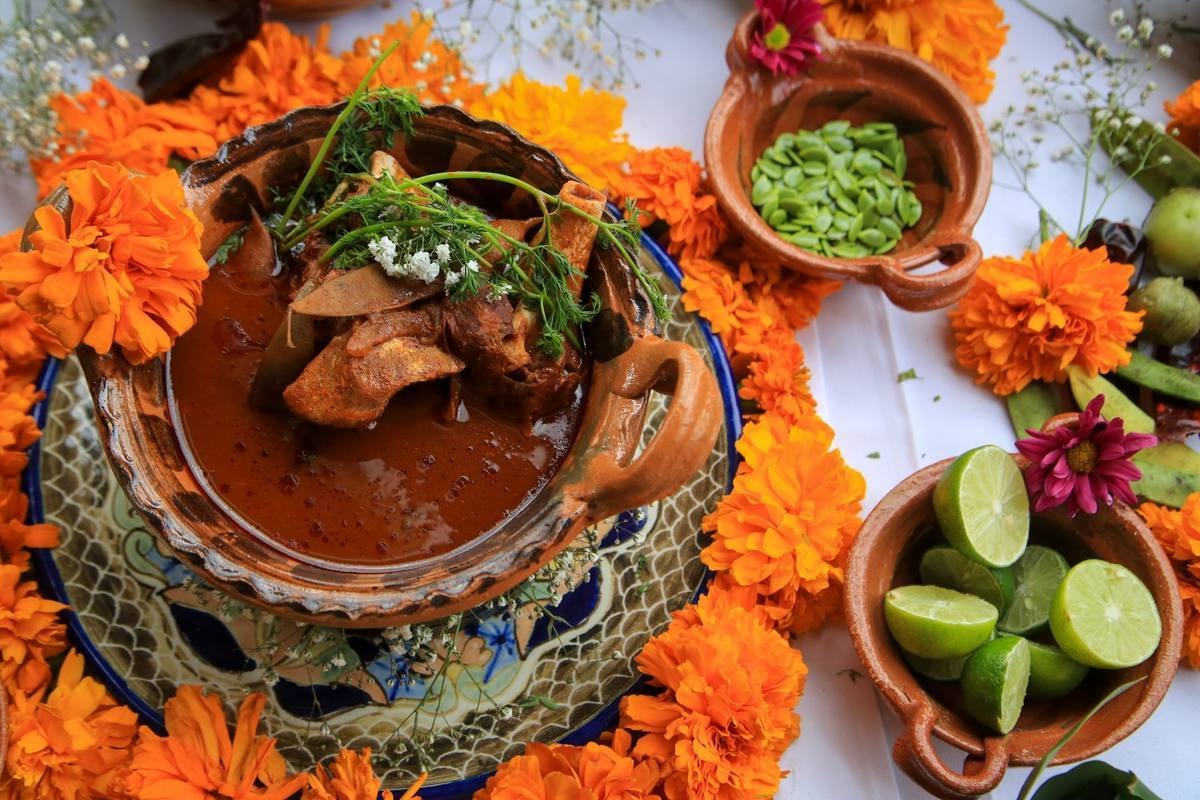 El mole de caderas se venderá en 50 restaurantes de la capital poblana, rebasando por 20 a aquellos que lo venderán en el municipio de Tehuacán; su precio oscila entre 500 y 600 pesos.