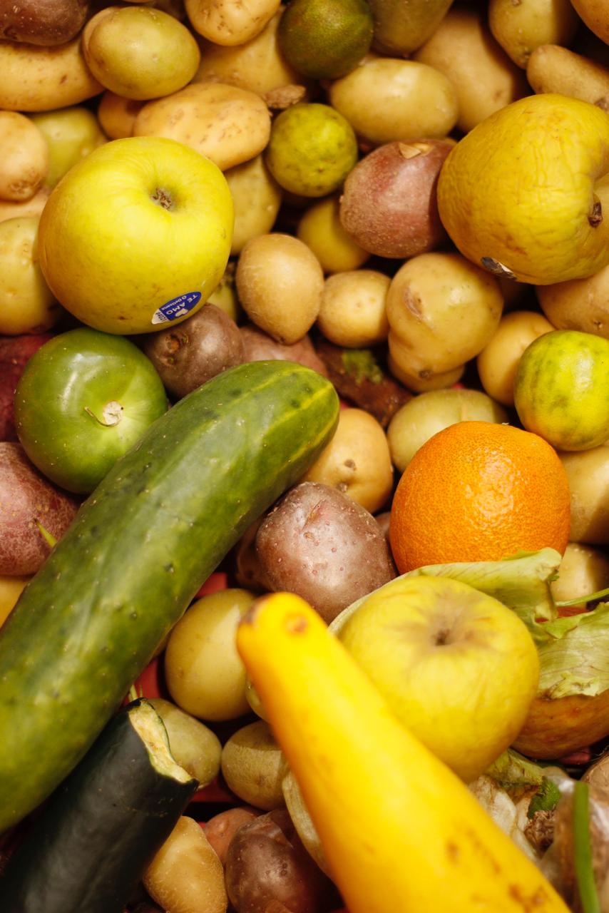 El rescate de productos alimentarios que realiza el Banco Cáritas lo hace desde mercados y expendios, que donan estos productos para que no se desperdicien.