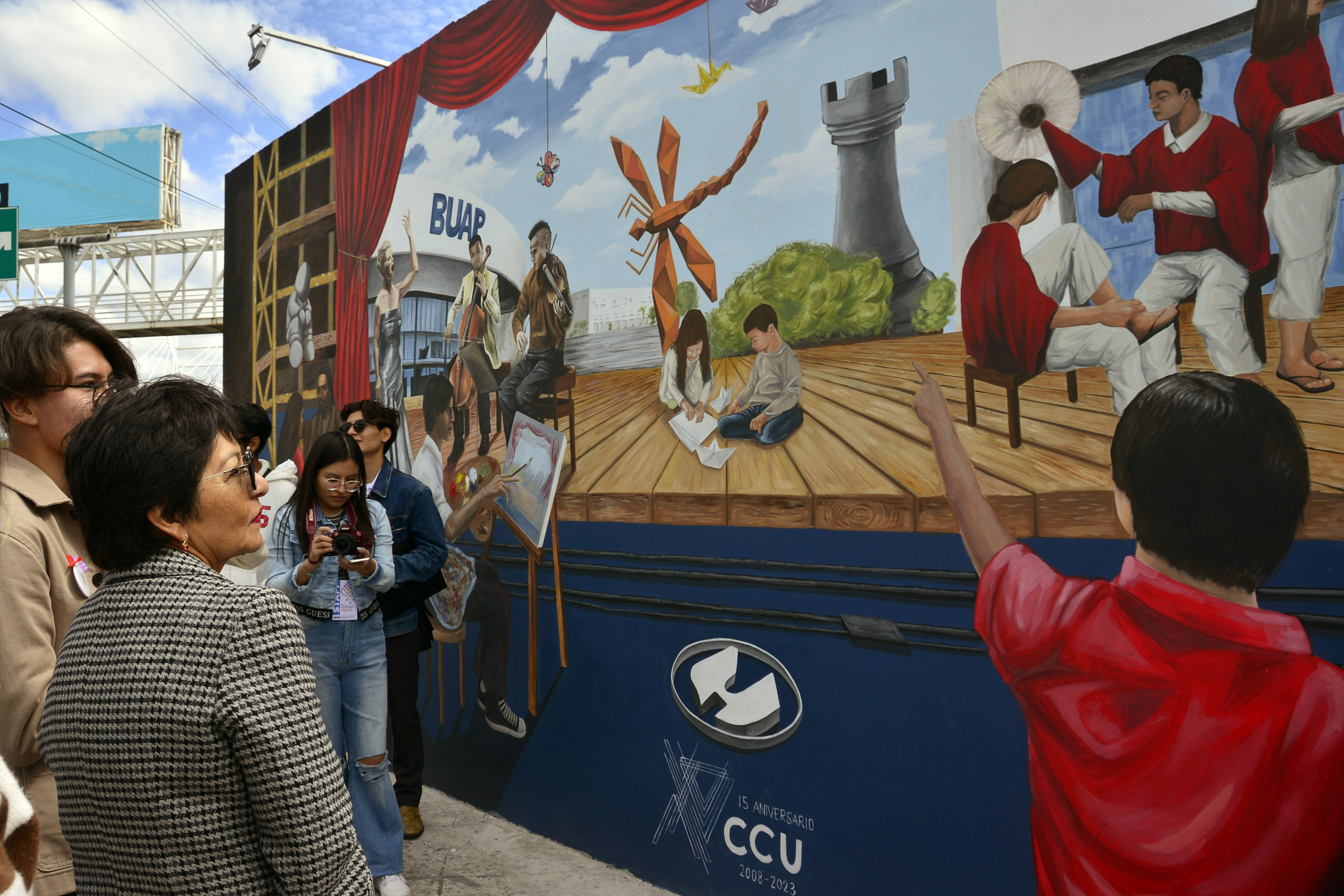 La Rectora María Lilia Cedillo Ramírez expresó su emoción y orgullo por el trabajo culminado de los estudiantes de la Escuela de Artes Plásticas y Audiovisuales