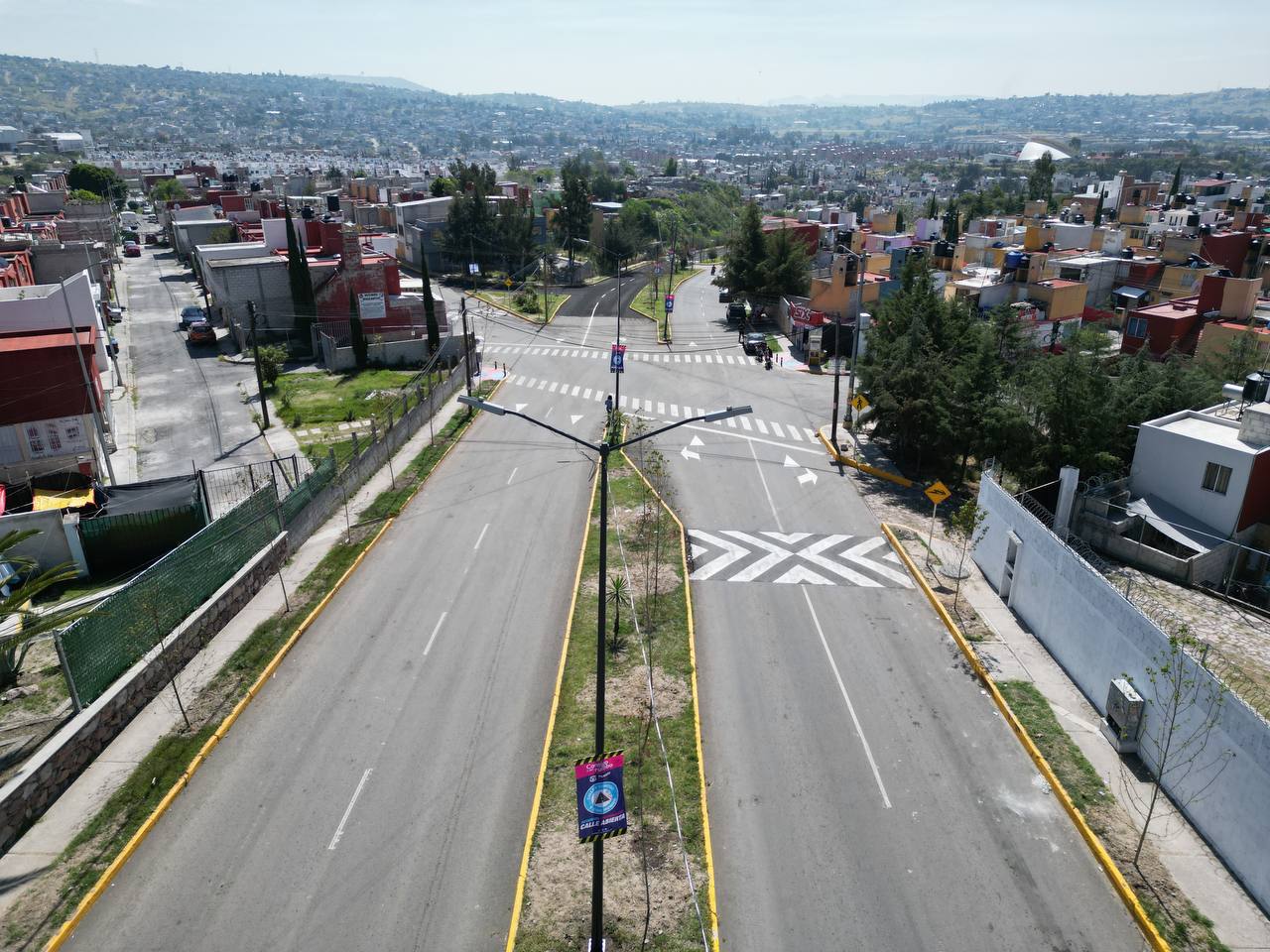 Esta gran vía se estrenó con asfalto, banquetas, rampas, guarniciones, bolardos y arbolado