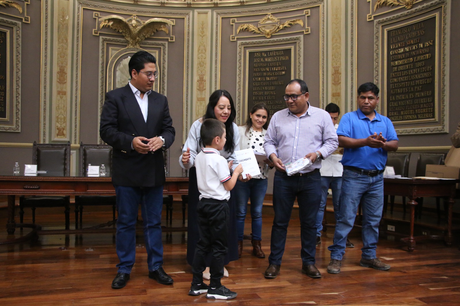 Niñas y niños provenientes de Epatlán, Xicotepec de Juárez y Zoquitlán con el Voluntariado del Congreso del Estado de Puebla