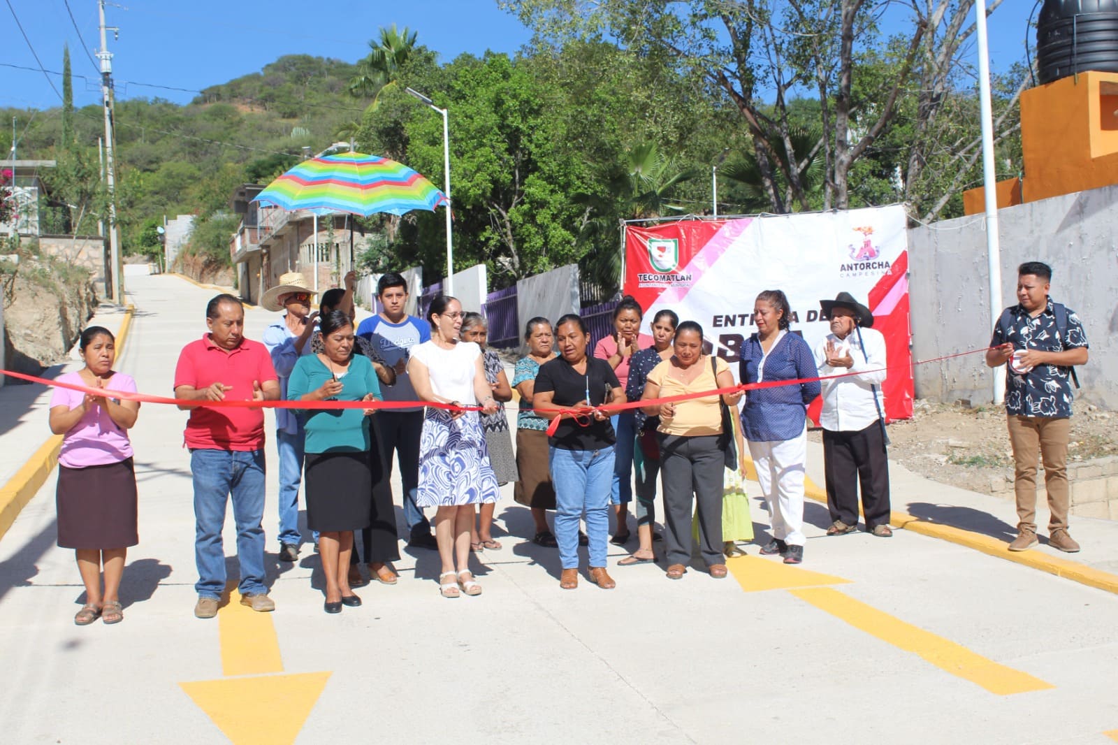 Tecomatlán: Pavimentación de acceso al panteón municipal