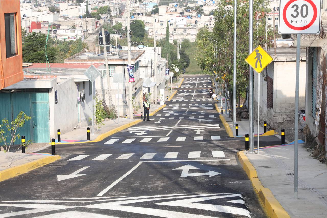 Se instalaron 4mil metros cuadrados de carpeta asfáltica, además de banquetas, rampas y líneas de huella podotáctil. 