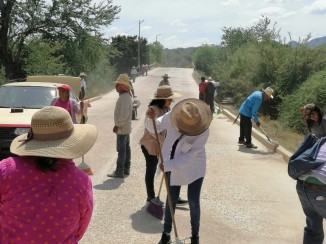 Comunidad antorchista mantiene sus calles en vísperas del Día de Muertos