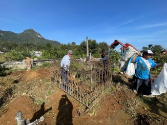 Teziutlán se unen para preparar el Panteón en el Día de Muertos