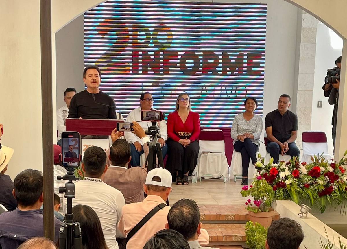 Nacho Mier levanta la mano de Julieta Vences para el Senado