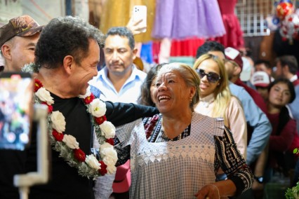 Visita de Nacho Mier al mercado de Acatzingo