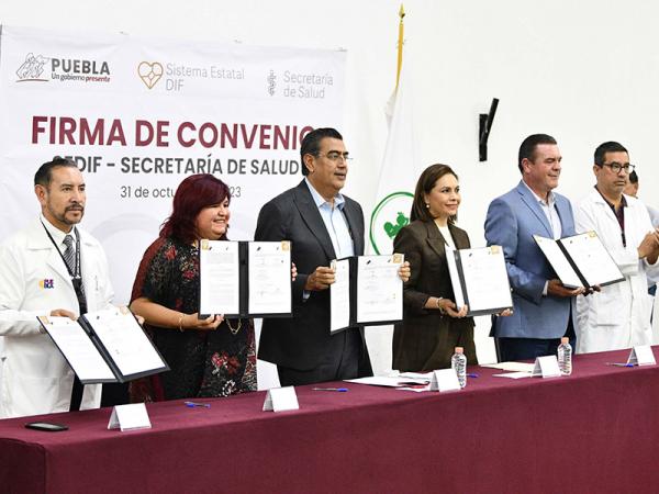 Gobernador de Puebla entrega aparatos cocleares en lucha contra la desigualdad