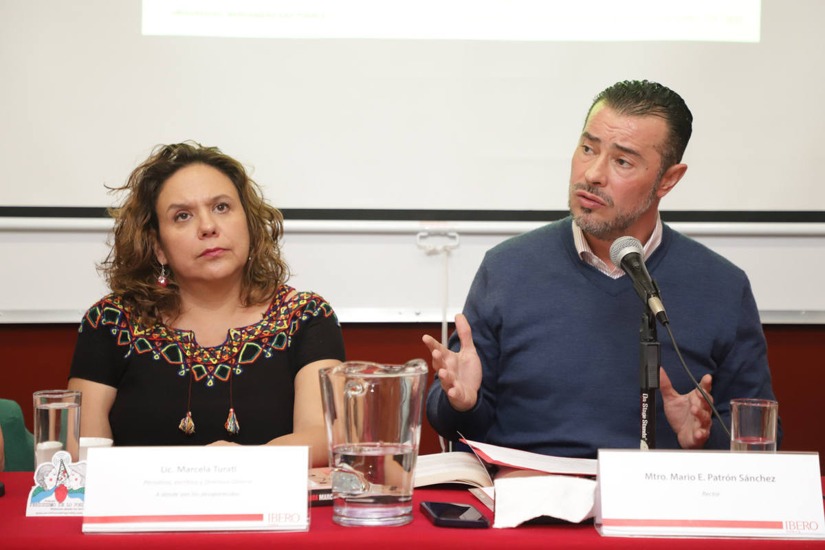 El rector de la IBERO, Mario Ernesto Patrón Sánchez, resaltó la valentía y ética profesional de la periodista Marcela Turati Muñoz
