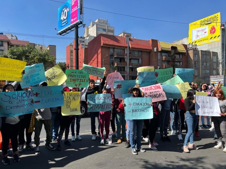 Estudiantes exigen atención a demandas educativas en Tecomatlán