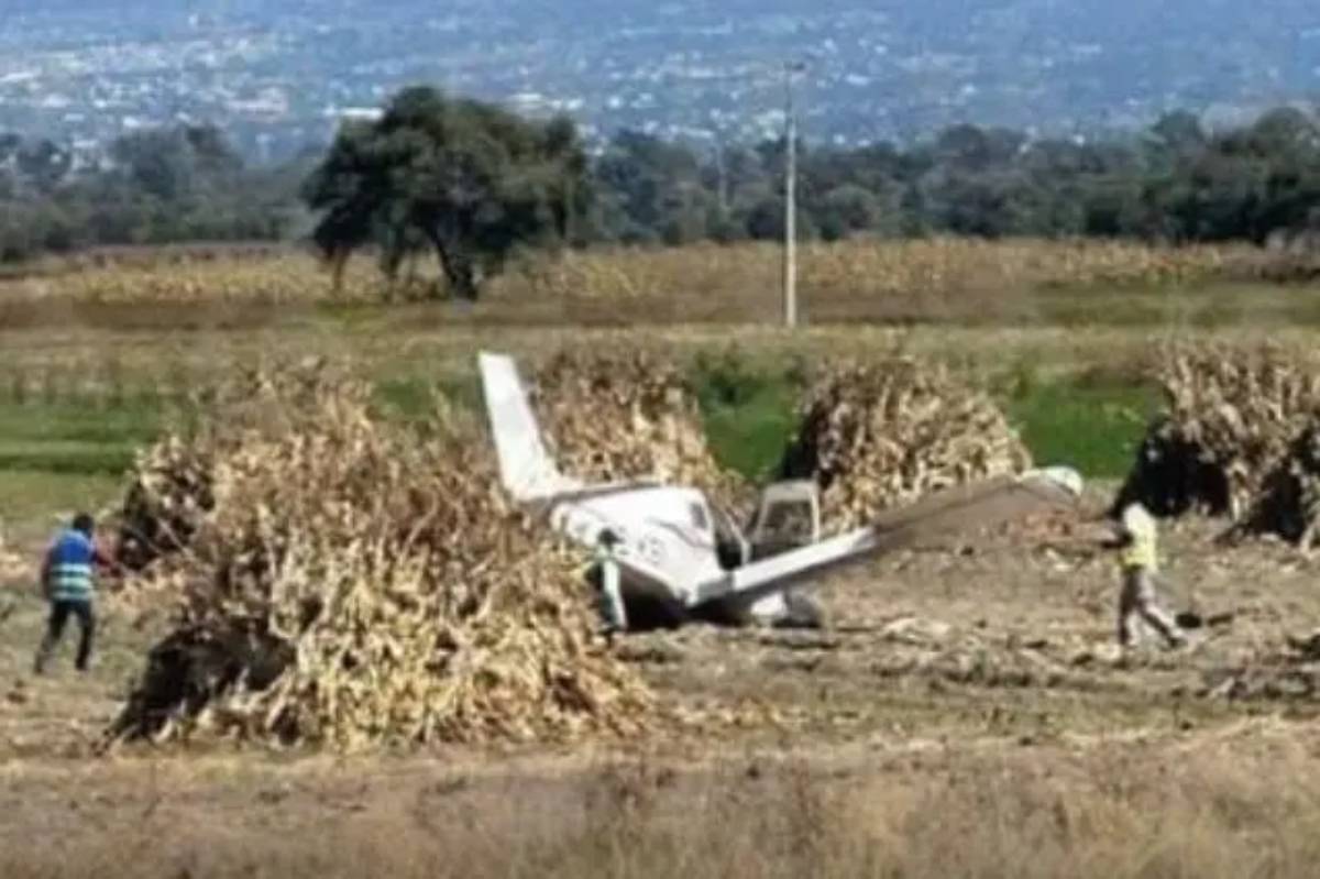 Se reporta accidente de una avioneta, que se desplomó en campos de cultivo en el Barrio Cuarto, municipio de Huejotzingo