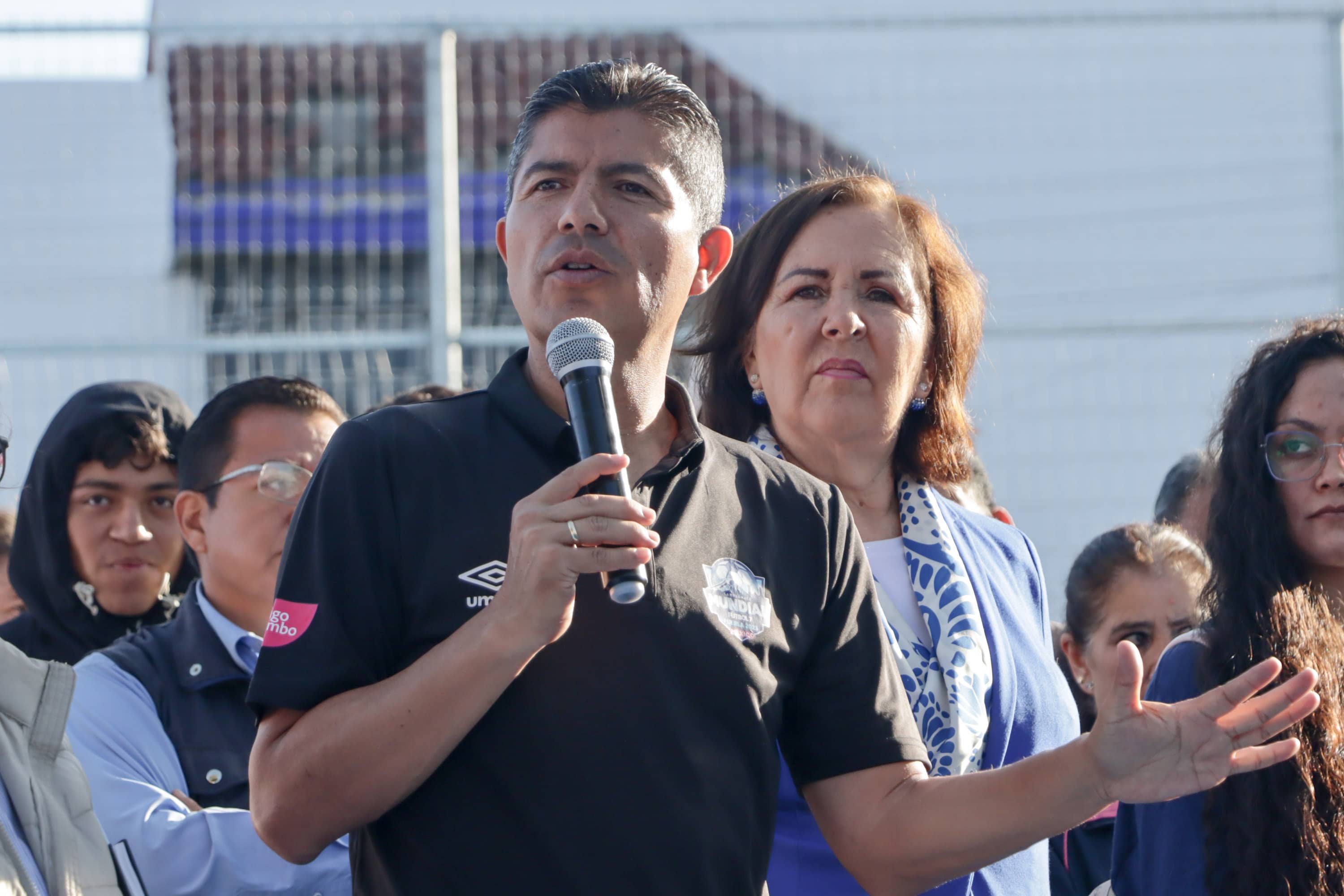 Ana Tere Aranda acompañando a Eduardo Rivera