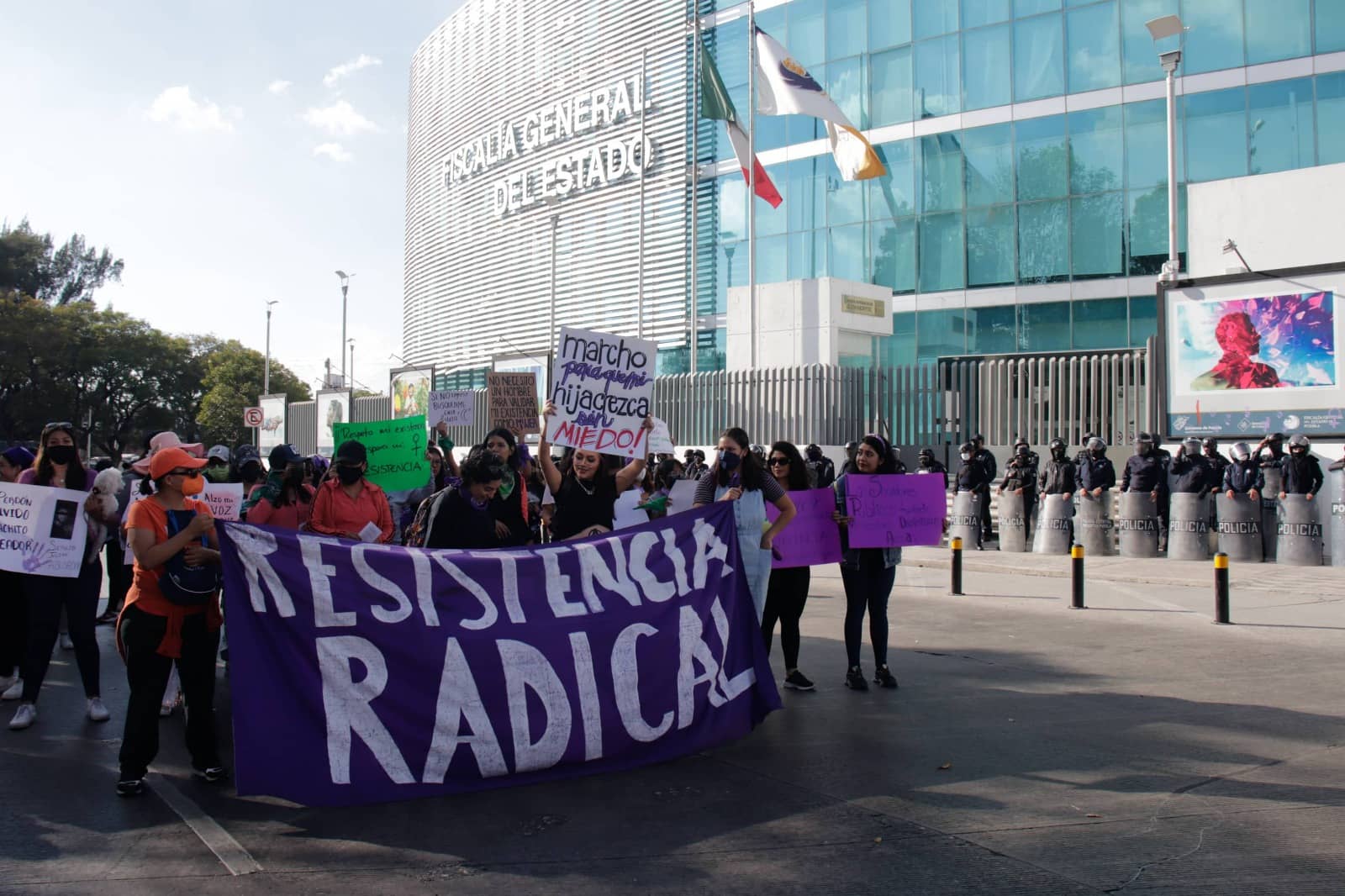 Resistencia radical en protesta en las inmediaciones de la Fiscalia General del Estado