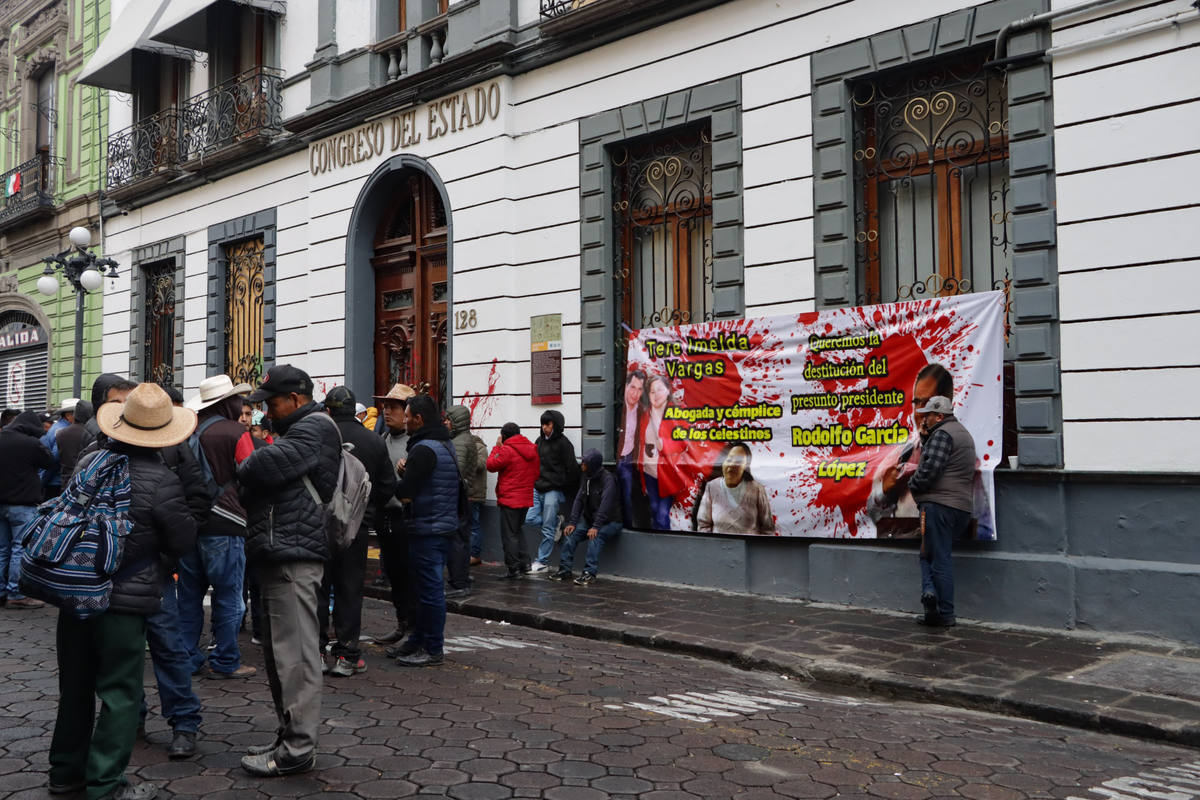 Al momento los pobladores continúan frente al Congreso del Estado