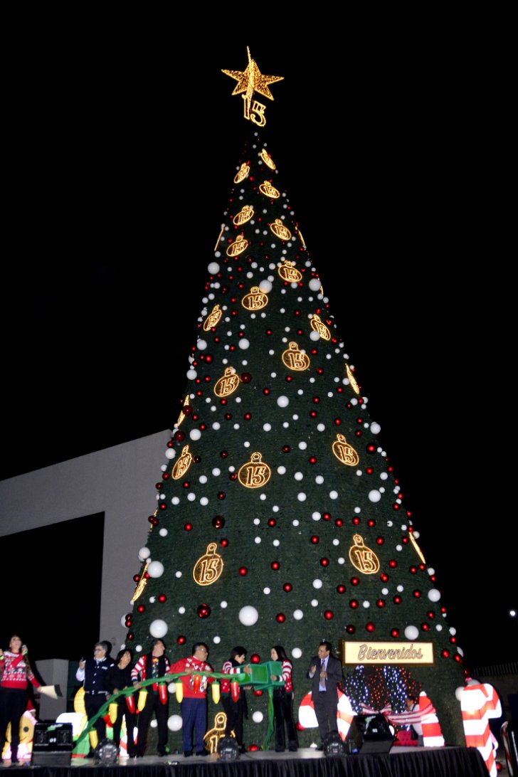 Esferas con el número 15 de un metro de largo y un diámetro de 74 centímetros decoran el Árbol de Navidad