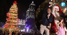 Lalo Rivera enciende el árbol navideño en el Zócalo de la capital