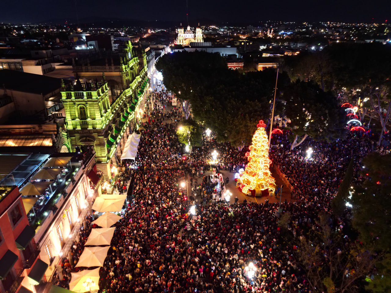 Árbol de Navidad en el Zócalo de Puebla