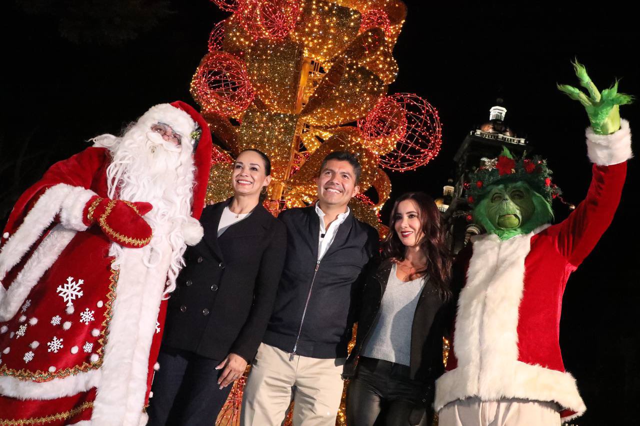 Eduardo Rivera encabezó el encendido del árbol navideño en el zócalo de Puebla