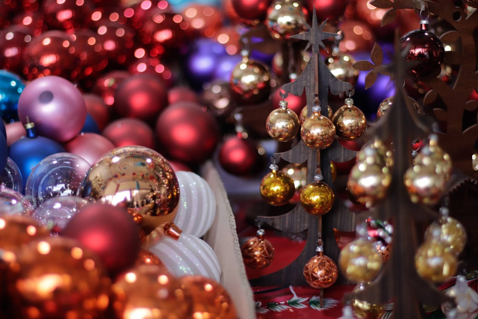 Esferas navideñas de cristal y de plástico