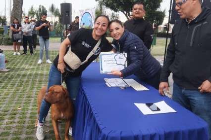 Paola Angon reconoce a graduados del curso "Entrenando a tu Lomito" en San Pedro Cholula