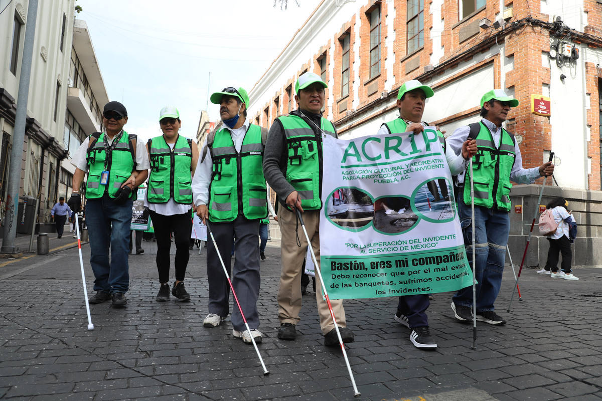 Invidentes marchan en el Centro Histórico para exigir sus derechos