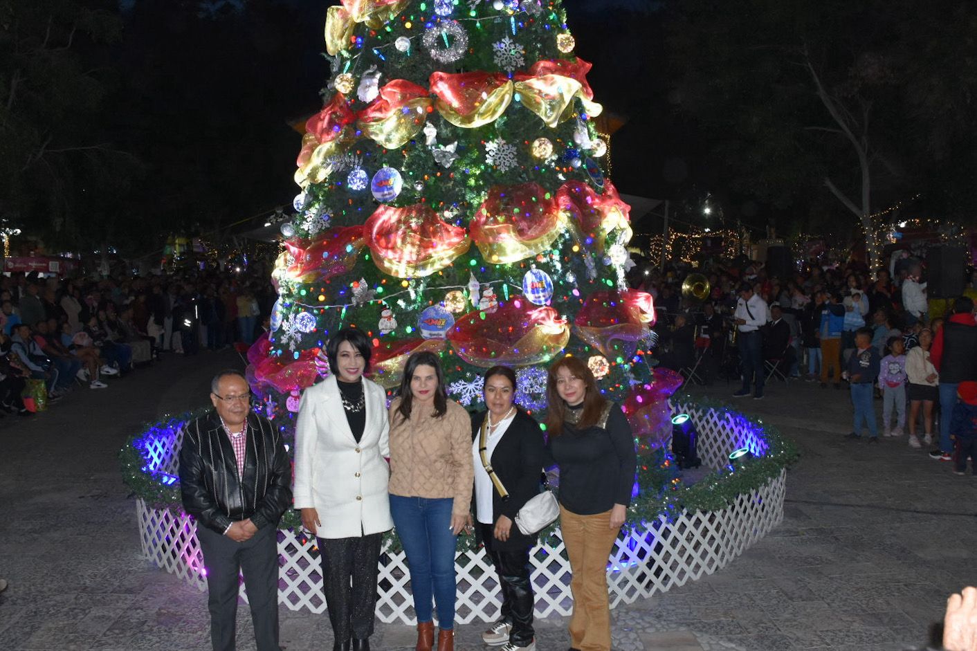 Norma Layón enciende el espíritu navideño en Texmelucan con el árbol del zócalo