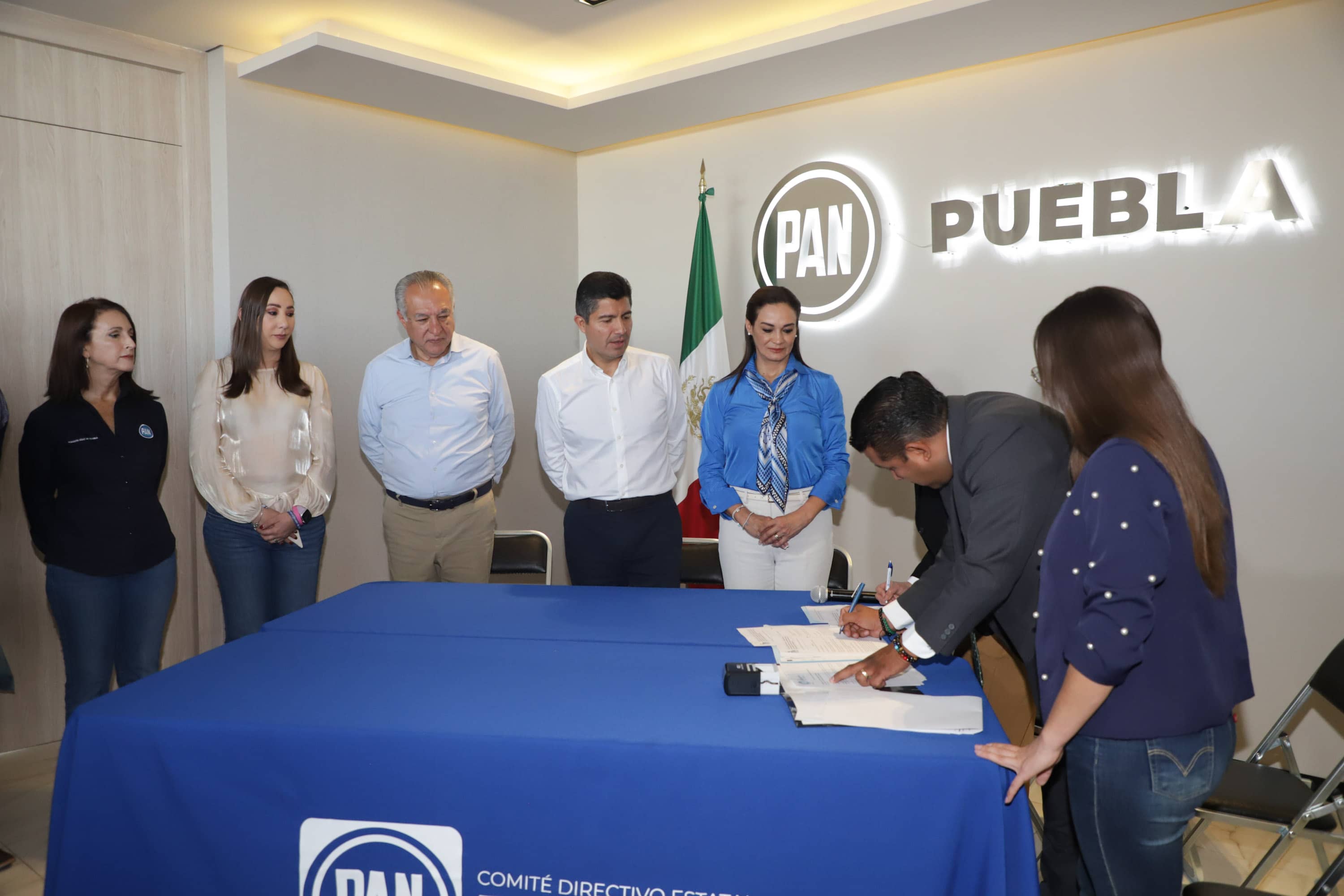 Eduardo Rivera realiza su registro por el PAN
