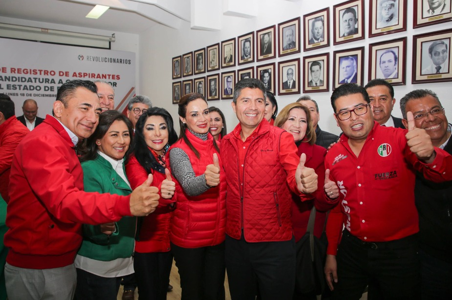 Eduardo Rivera hace su registro con el PRI