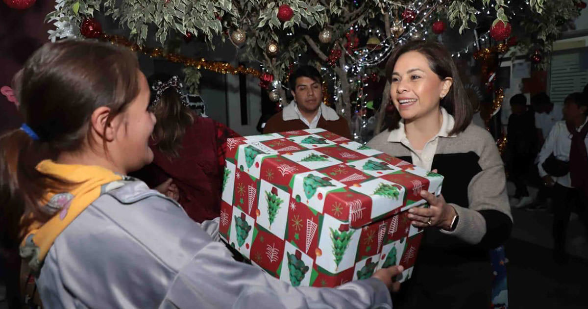 Gaby Bonilla entregando regalos donados por ciudadanos de Puebla