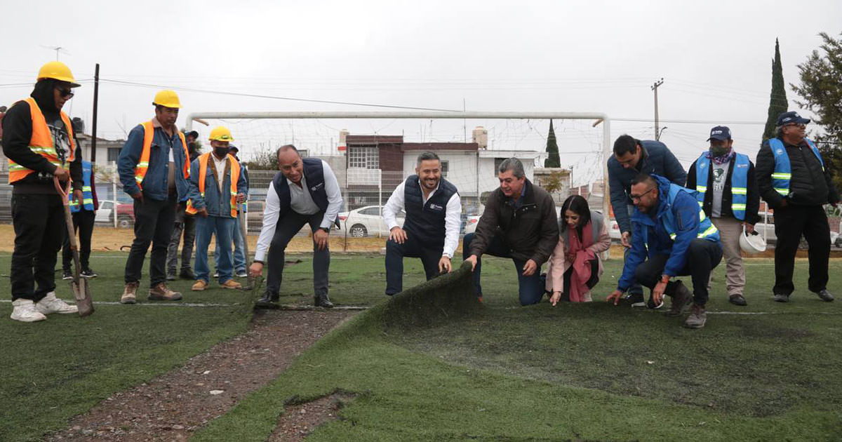 Adán Domínguez Sánchez iniciando las obras integrales de rescate en el parque y la cancha de la colonia Lomas de San Miguel