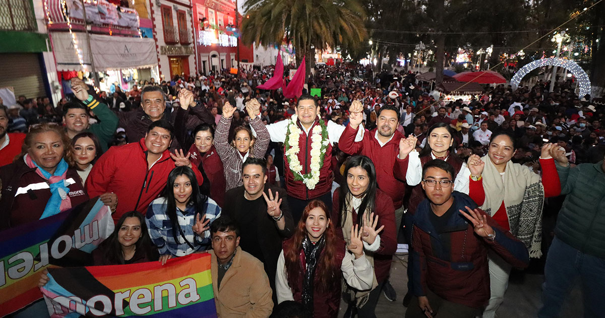 Alejandro Armenta acompañado por representantes y líderes comunitarios de Libres, Puebla