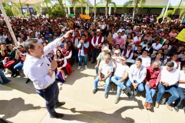 Armenta refuerza compromisos con las comunidades de Ajalpan