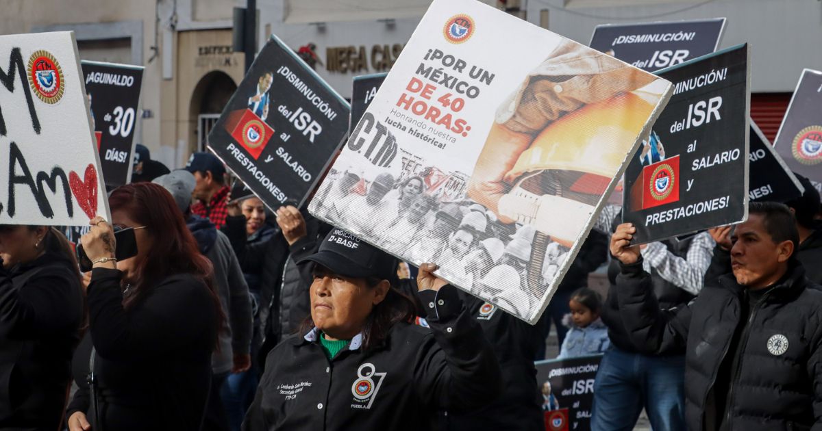 La Federación de Trabajadores del estado de Puebla realizó una marcha en el Centro Histórico de la capital