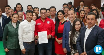 Néstor Camarillo se inscribe para el Senado y 6 priistas más para diputaciones federales