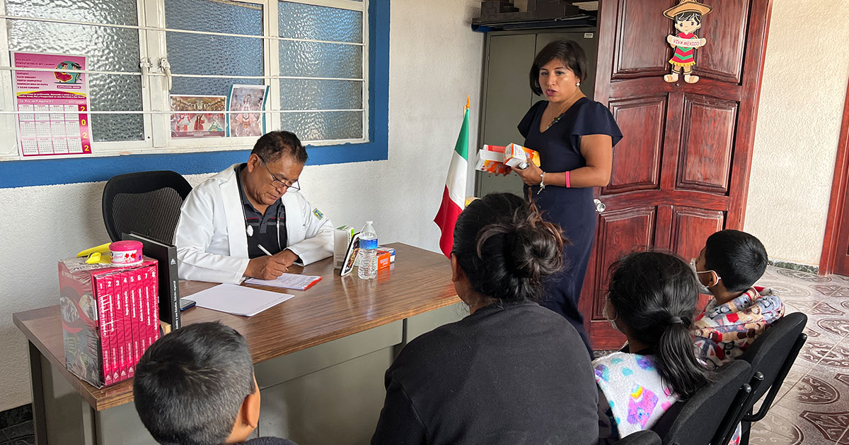 Roxana Luna entrega medicamentos en campaña de salud