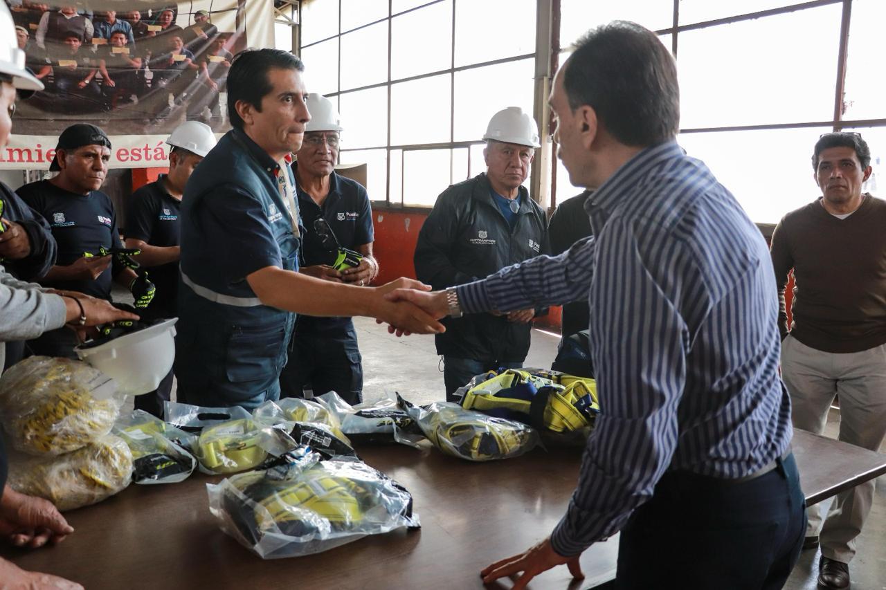 Gobierno Municipal de Puebla entrega equipo de seguridad a la cuadrilla de mantenimiento de mercados 