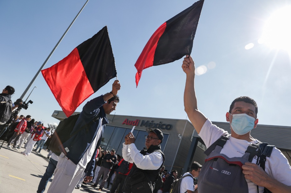  Los trabajadores presentes en la huelga de AUDI sacaron banderas rojinegras