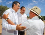 Presidente del Congreso, Eduardo Castillo acompaña al gobernador Sergio Salomón en gira de trabajo por la Mixteca