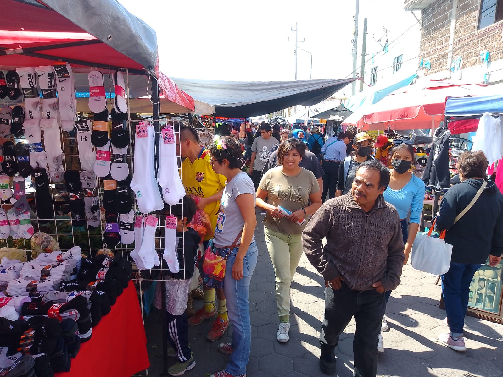 Roxana Luna escuchando a comerciantes de San Pedro Cholula, acerca del desarrollo económico local