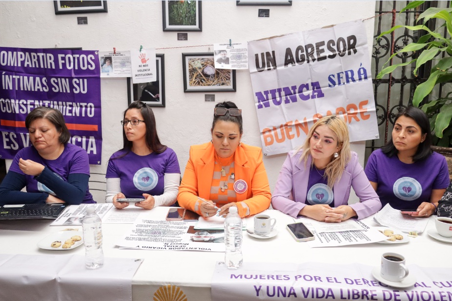 Integrantes de colectivos poblanos en contra de la violencia vicaria se reunieron para pedir justicia y hacer un llamado a las autoridades