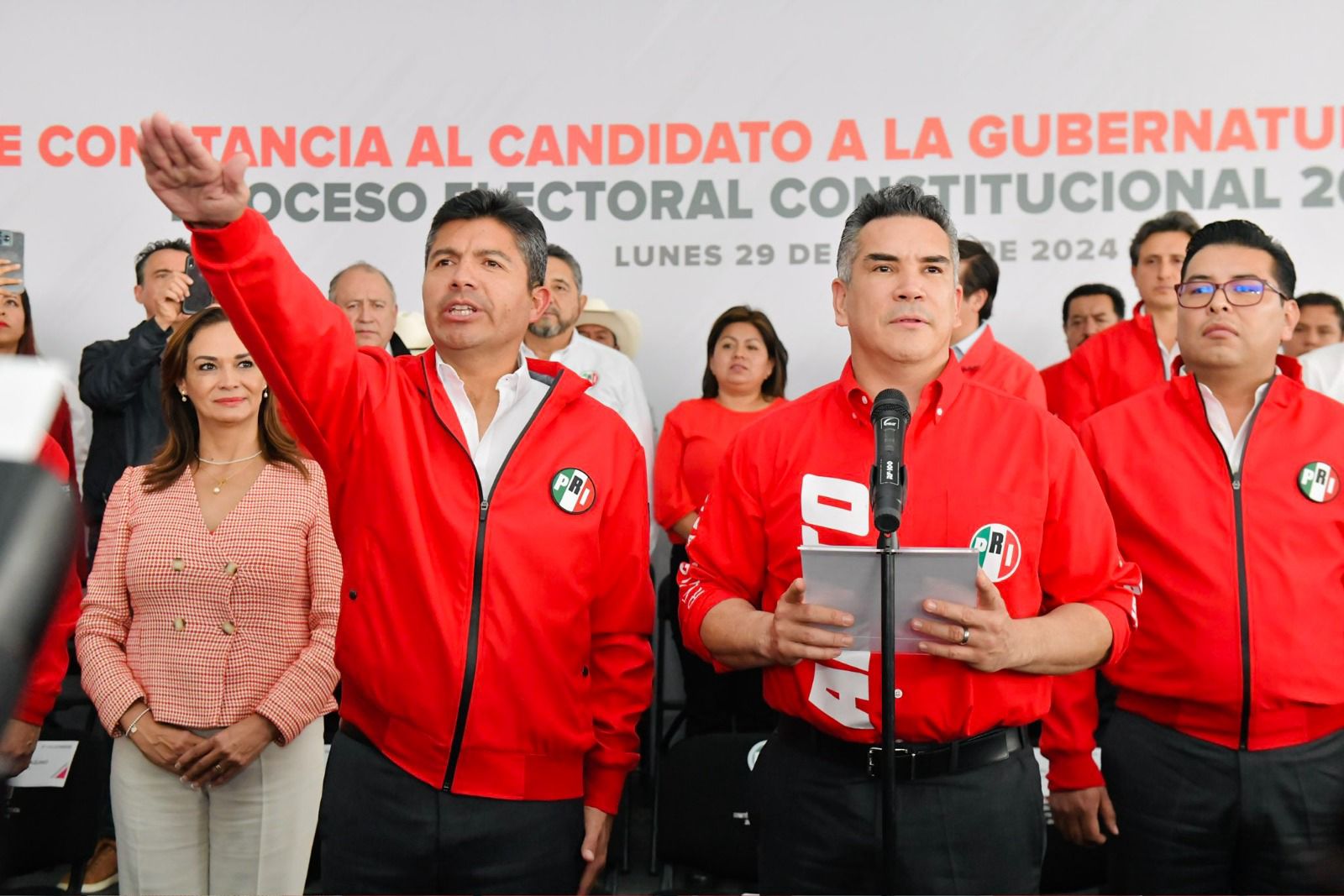 Entrega de constancia para el proximo candidato a Gobernador