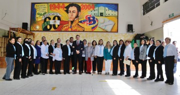 La visita de Alejandro Armenta a su escuela primaria, Simón Bolívar.