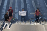Grupo de choque retira a activistas de movilidad que se manifestaban en la Atlixcáyotl